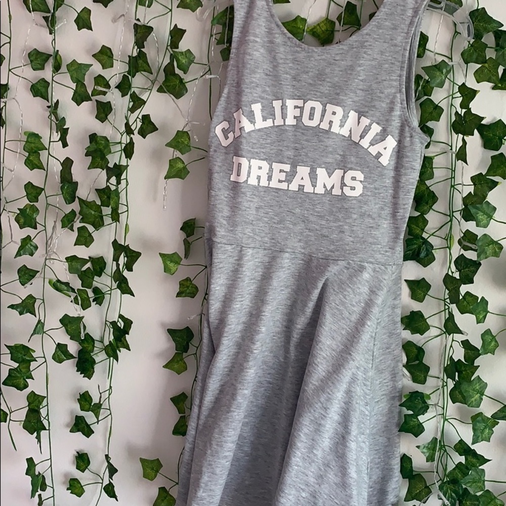 A grey dress saying california dreams on it
